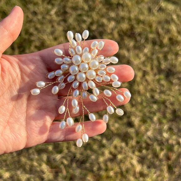 Elegant Pearl Floral Brooch Vintage Inspired Statement Accessory - Picture 15 of 16